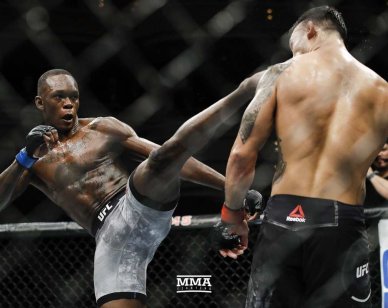 Israel Adesanya w walce w UFC