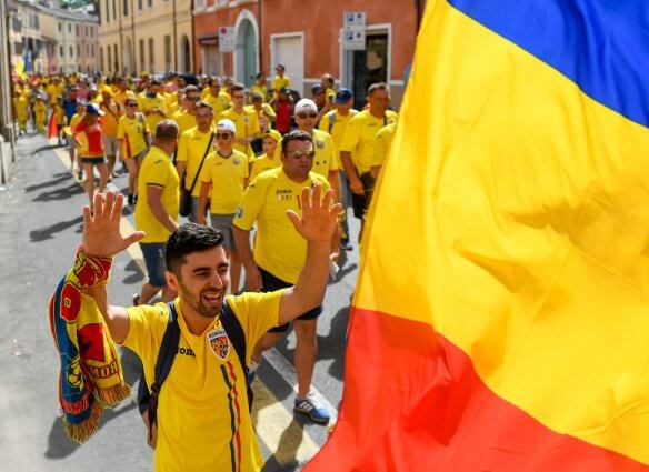Kibice reprezentacji Rumunii idą na mecz